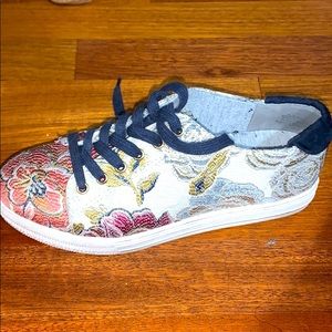Floral Nine West sneakers